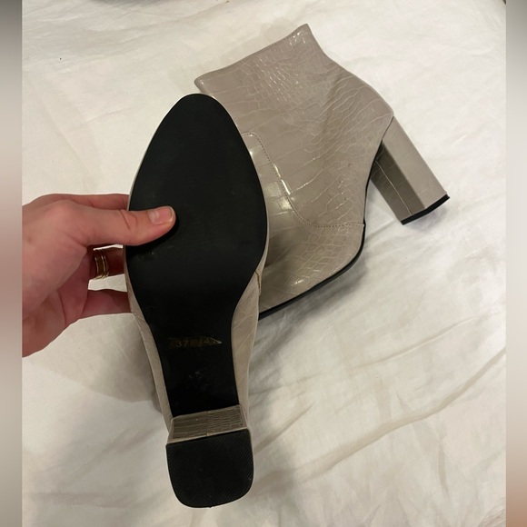 Grey Crocodile-Embossed heeled Ankle Boots size 9! Like new - Picture 6 of 8